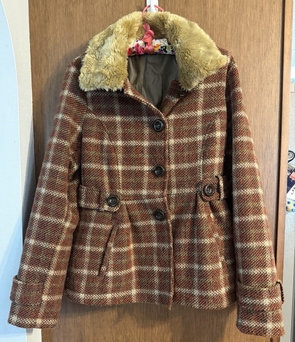 Maurices Womens Brown Red Plaid jacket faux fur collar sz Med. Buttons workwear